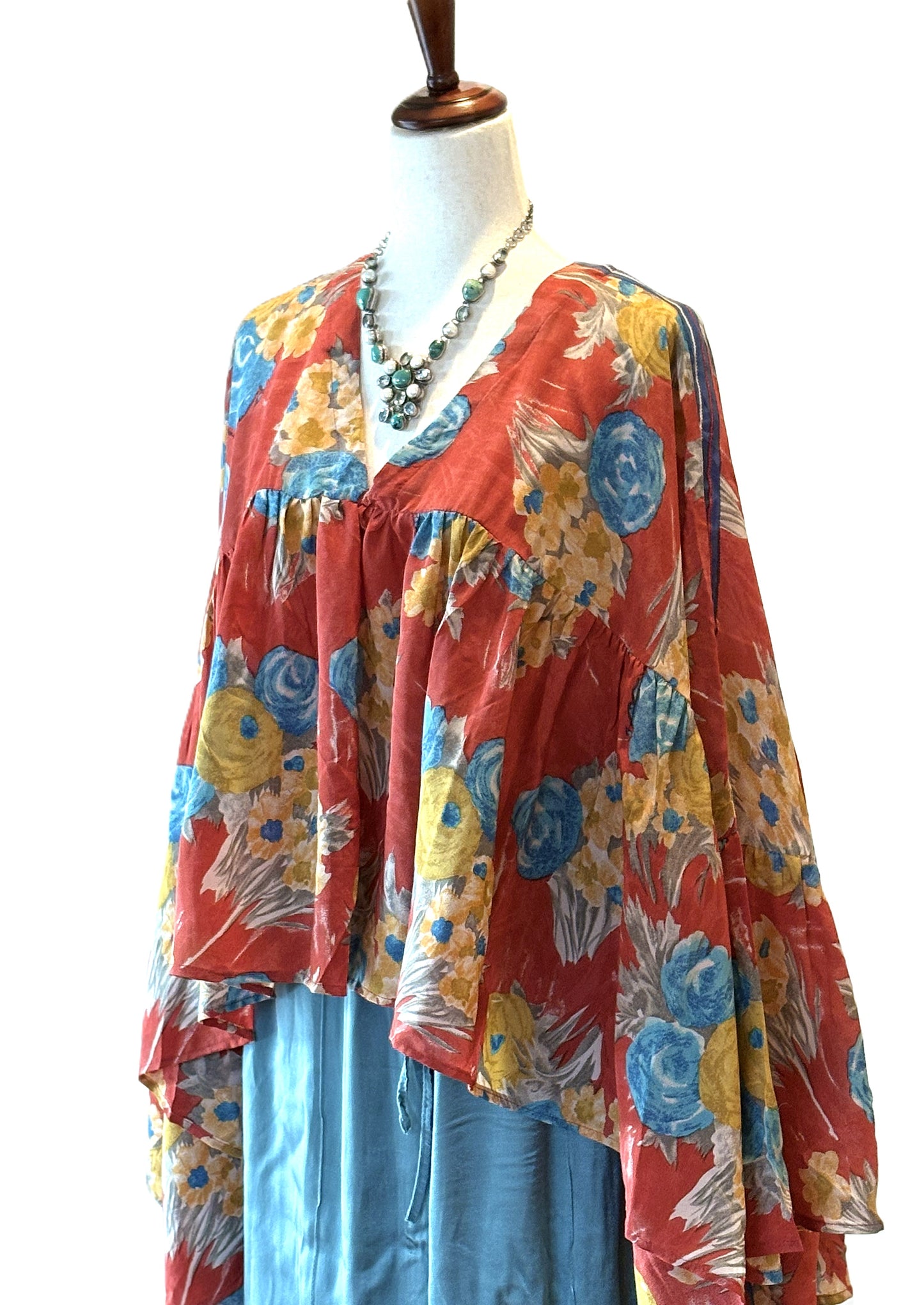 Kantha Bae Crepe Sari Bell Sleeve Golddust Crop (Red Floral)
