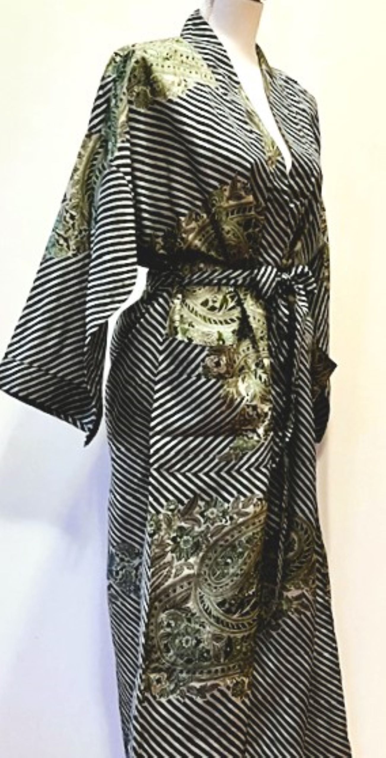 Crepe Silk Kimono Presents A Sophisticaed and Unique Perspective