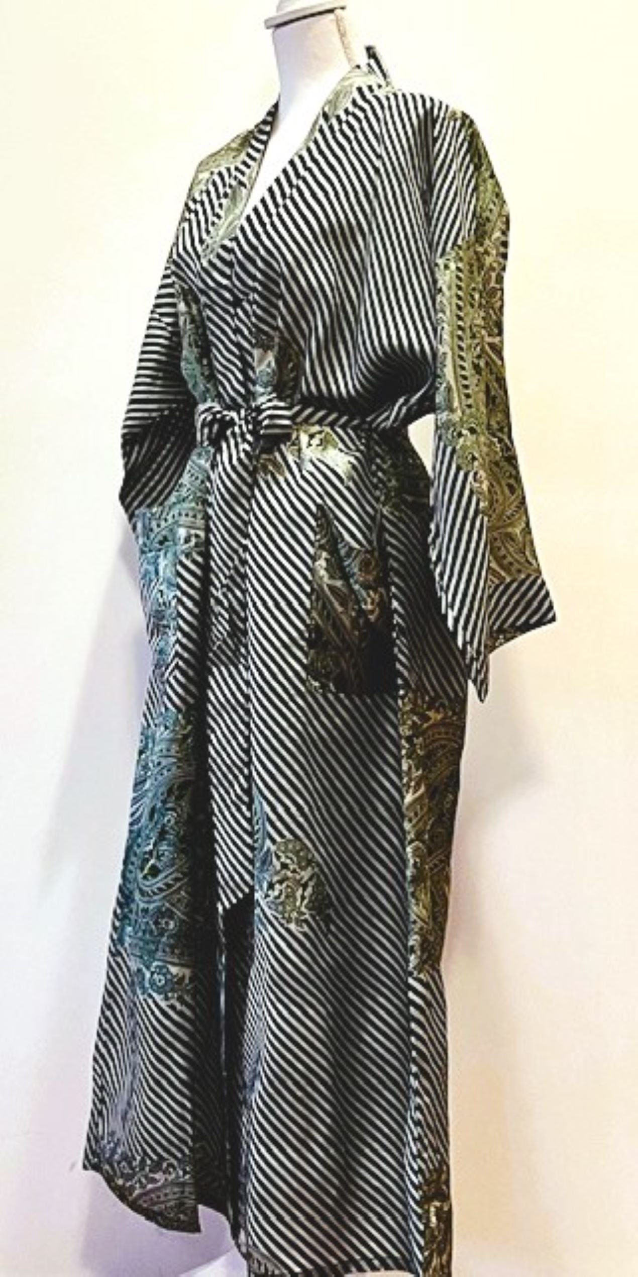 Crepe Silk Kimono Presents A Sophisticaed and Unique Perspective