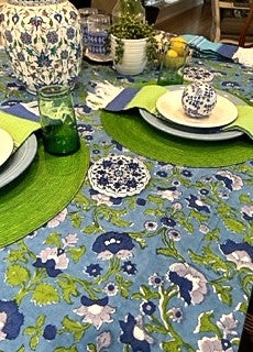 New Dark Table Linens Create Dramatic Tablescapes. So Pretty.