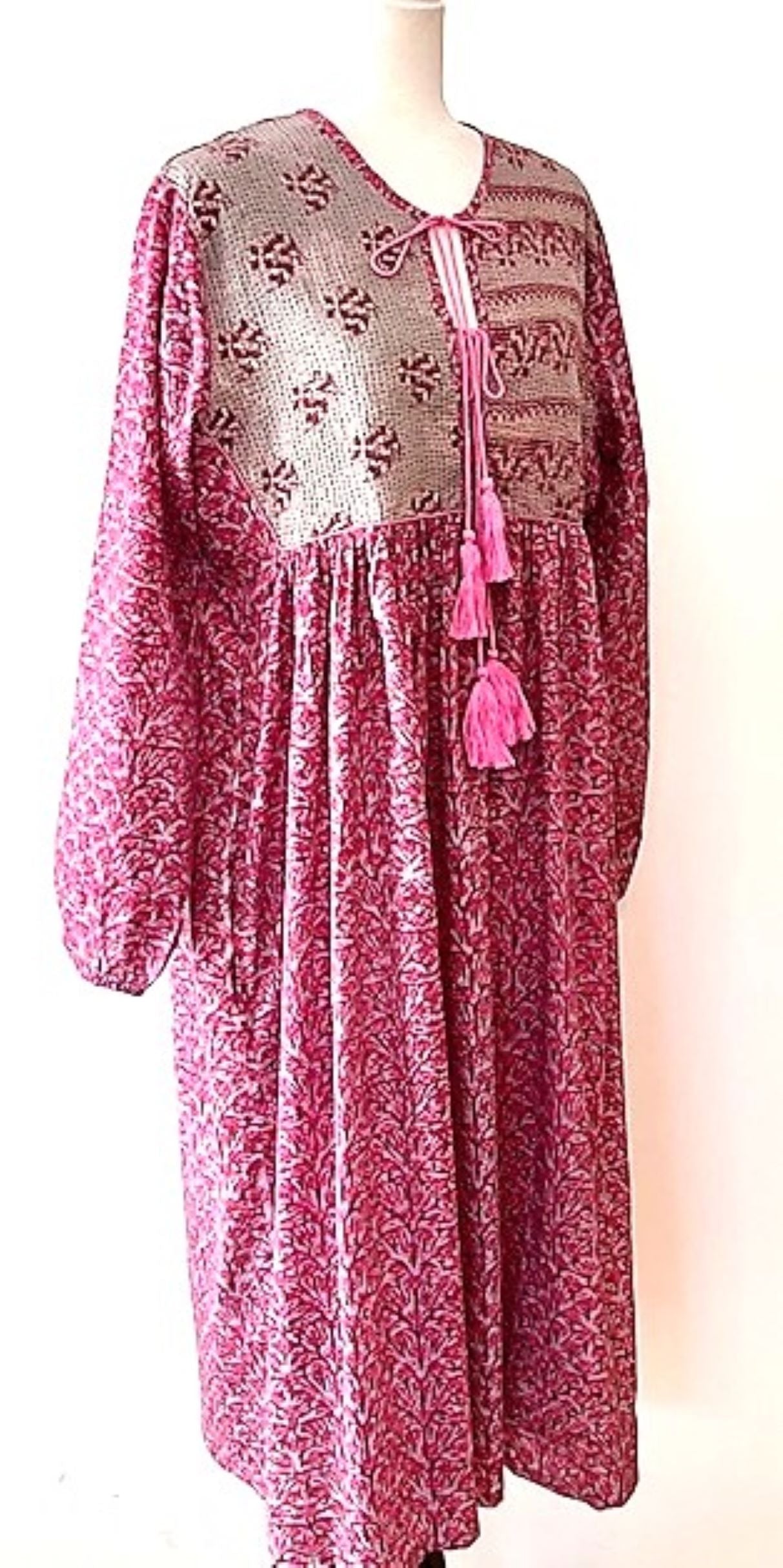 Embroidered Cotton Panel Dress Slims And Highlights The Figure (Pink)