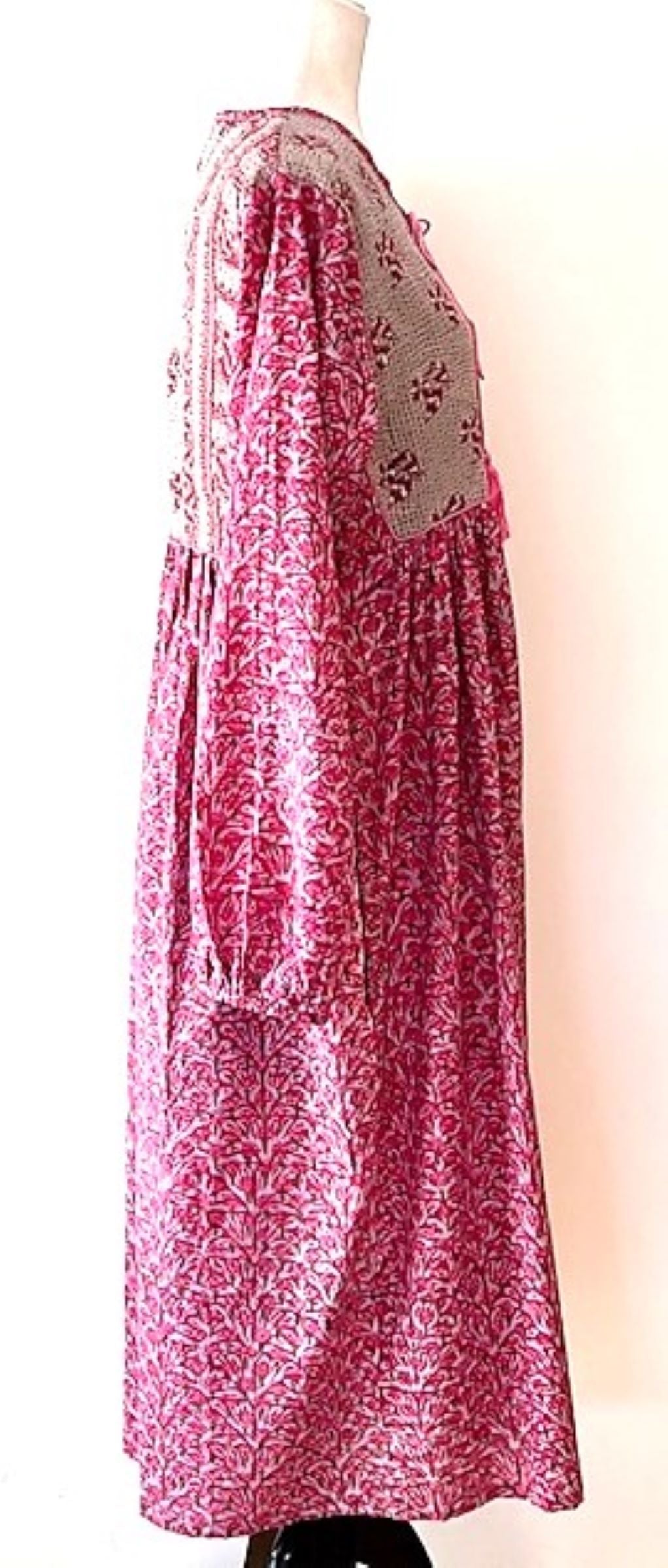 Embroidered Cotton Panel Dress Slims And Highlights The Figure (Pink)