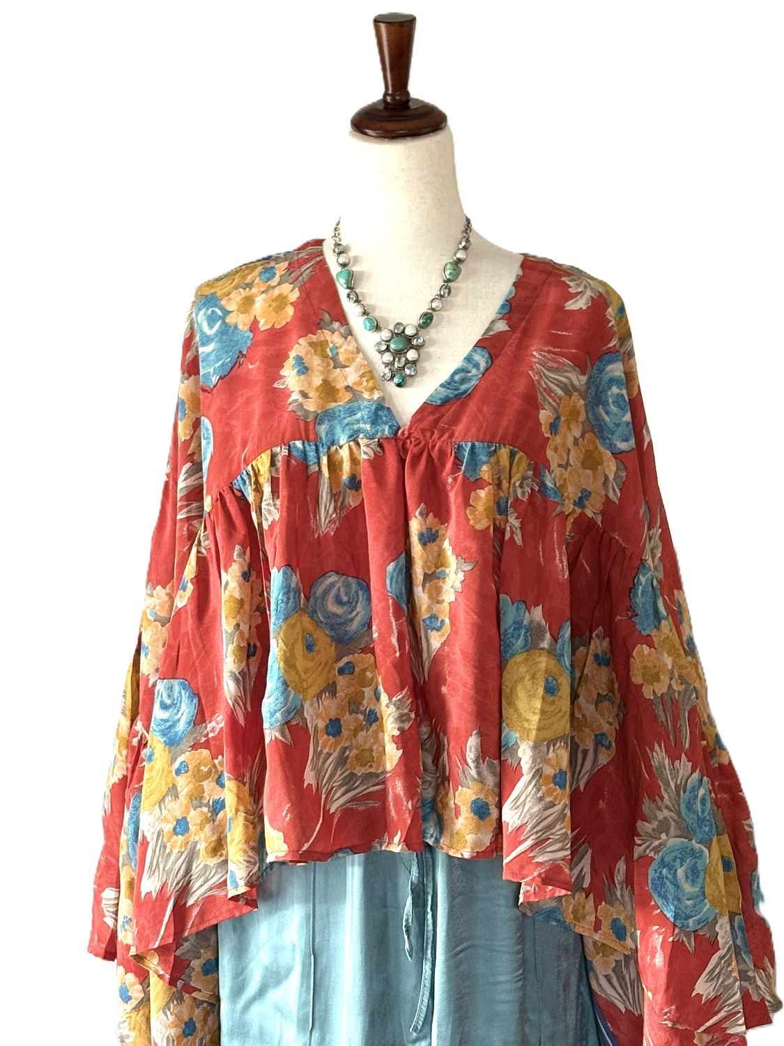 Kantha Bae Crepe Sari Bell Sleeve Golddust Crop (Red Floral)