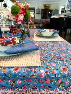 New Dark Table Linens Create Dramatic Tablescapes. So Pretty.