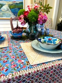 New Dark Table Linens Create Dramatic Tablescapes. So Pretty.