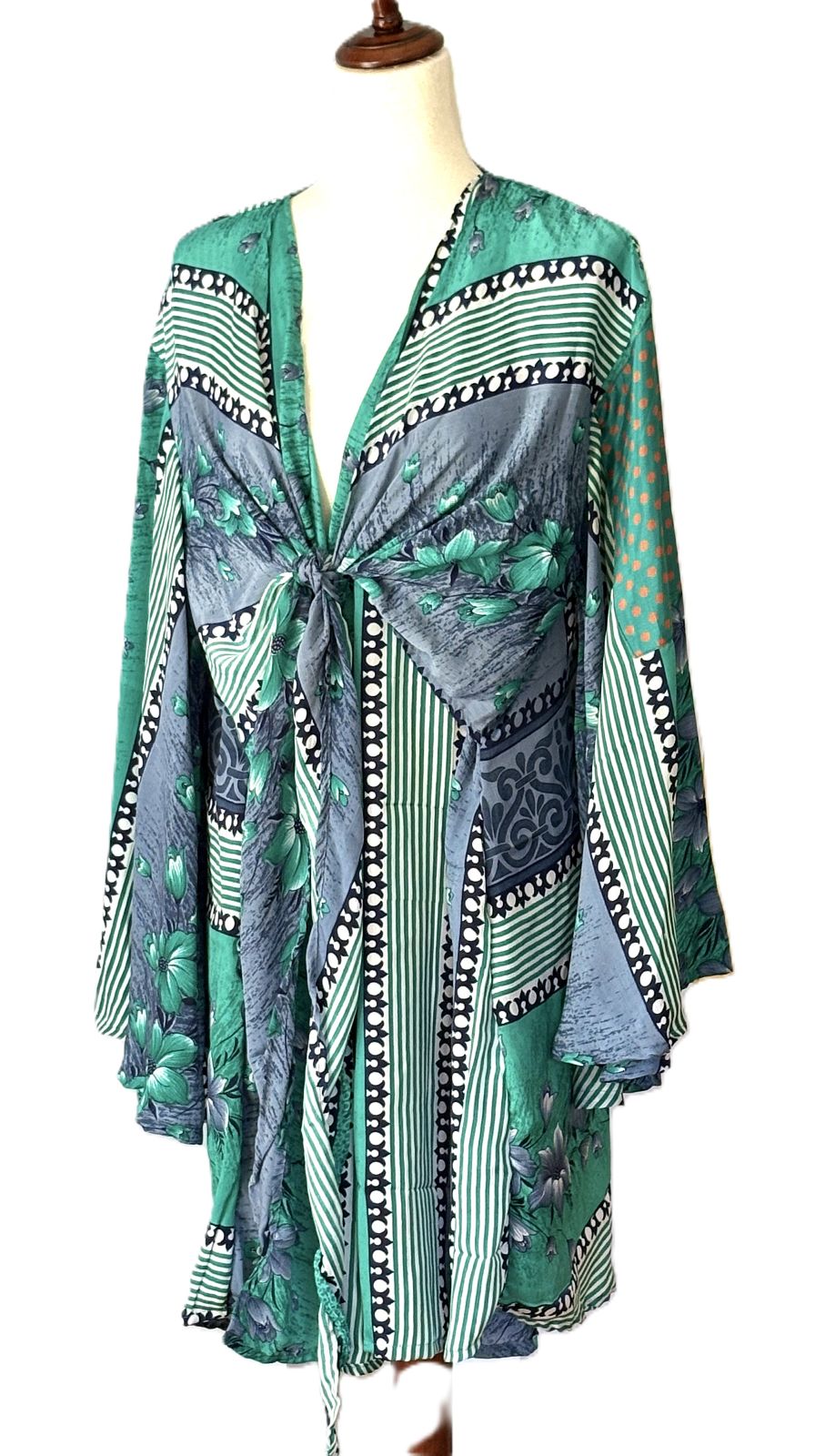 Kantha Bae Shortie Spellbound Kimono In Bold Crepe Sari Print. (Aqua Navy)