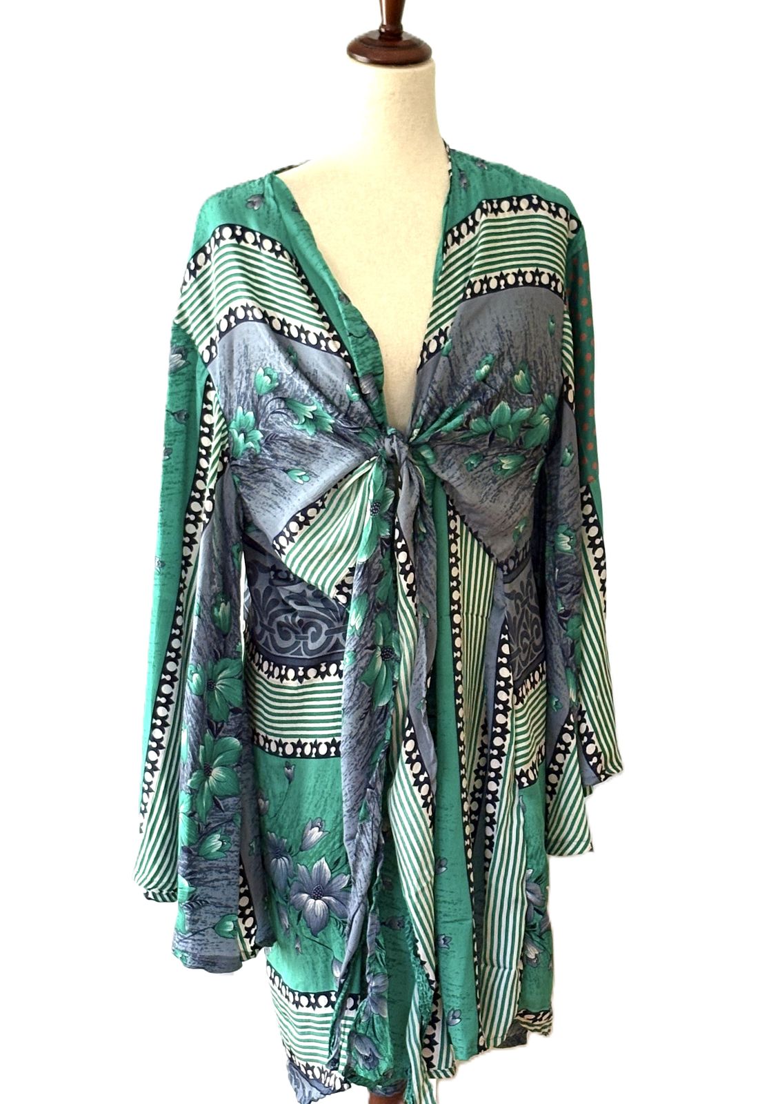 Kantha Bae Shortie Spellbound Kimono In Bold Crepe Sari Print. (Aqua Navy)