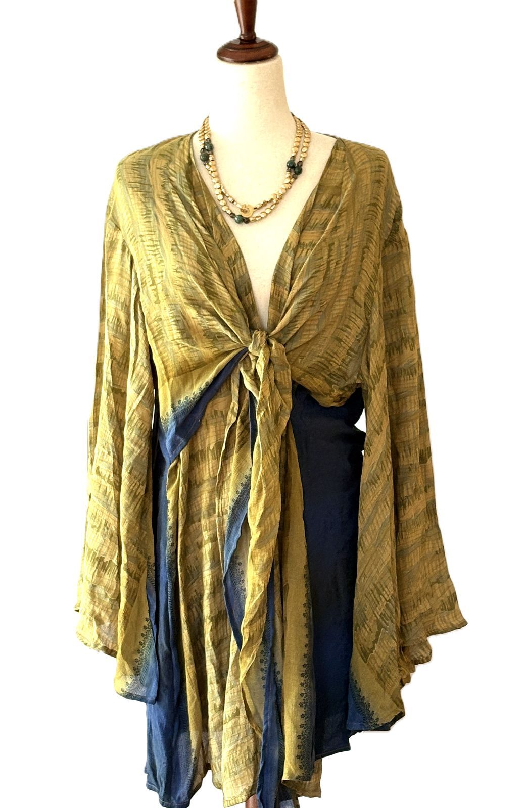 Kantha Bae Shortie Spellbound Kimono In Bold Crepe Sari Print. (Gold Navy)