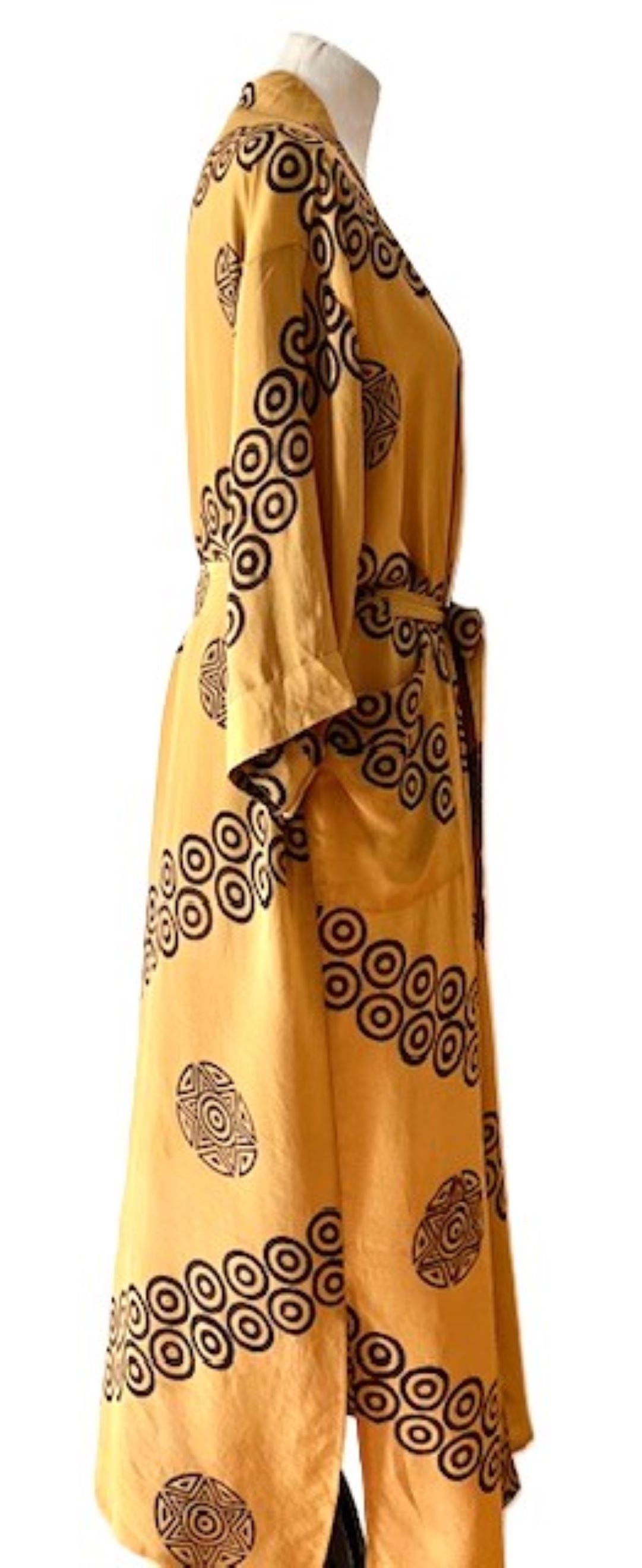 Luxury Silk Kimono Duster: Elegant and Dramatic Print (Gold)