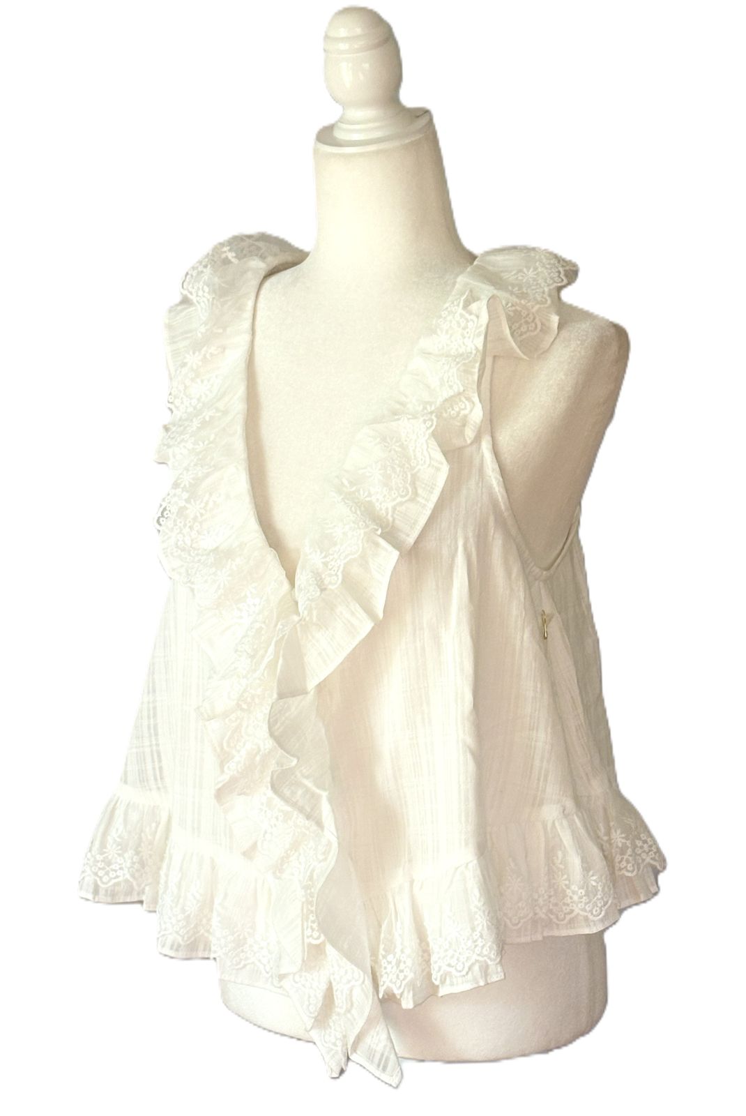 Sleeveless Blouse with Ruffled Embroidered Lace. Bestseller.