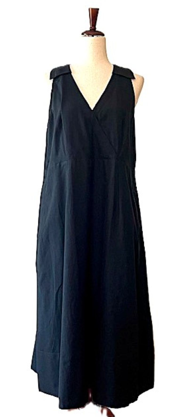 Dresses: Sexy, Sleeveless Black Midi Works For Year Round Use.