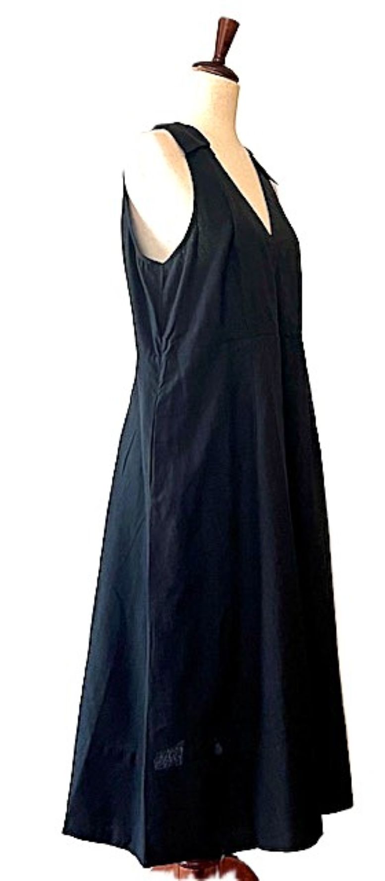 Dresses: Sexy, Sleeveless Black Midi Works For Year Round Use.