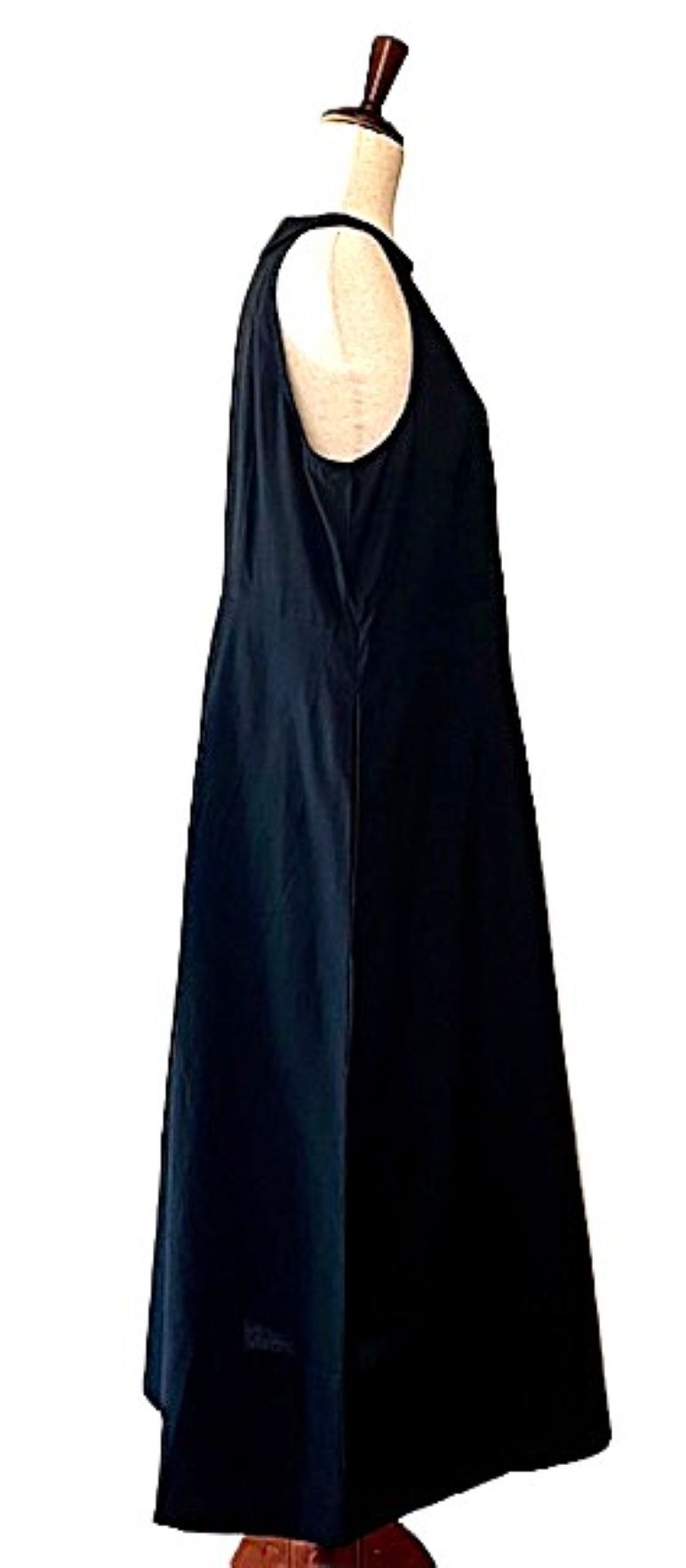 Dresses: Sexy, Sleeveless Black Midi Works For Year Round Use.