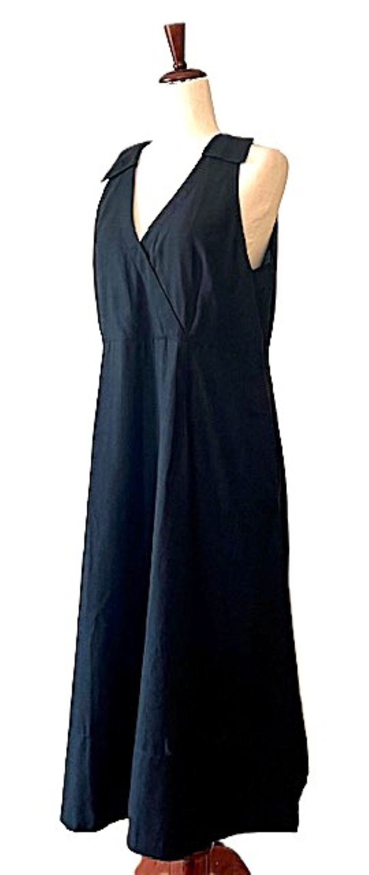 Dresses: Sexy, Sleeveless Black Midi Works For Year Round Use.